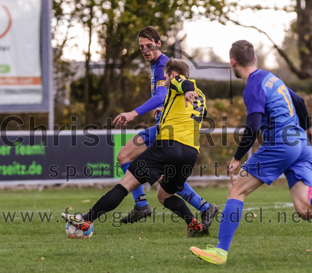 2023-11-11_037_FC_Moosinning_gegen_TSV_Peterskirchen | Moosinning, Deutschland, 11.11.2023:
Fußball, Bezirksliga Oberbayern Ost 2023 / 2024, 17. Spieltag, FC Moosinning gegen TSV Peterskirchen, Endergebnis: 5:0

Markus Schauberger (TSV Peterskirchen, #5), Peter Werndl (FC Moosinning, #9)

Foto: Christian Riedel / fotografie-riedel.net