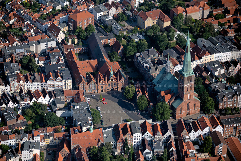 4038281 | Die im Baustil der Backsteingotik gebaute St. Jakobi Kirche ist eine der fünf evangelisch-lutherischen Hauptpfarrkirchen in der Lübecker Altstadt.