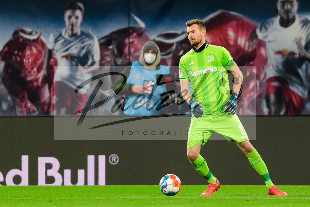 RBLLEV20211128_107 | Fussball, Herren: Torwart Lukas Hradecky (Bayer 04 Leverkusen) in Aktion, am Ball, Einzelaktion bei dem Spiel der 1. Bundesliga zwischen RB Leipzig und Bayer 04 Leverkusen in der Red Bull Arena am 28.11.2021 in Leipzig, Deutschland.DFB / DFL REGULATIONS PROHIBIT ANY USE OF PHOTOGRAPHS AS IMAGE SEQUENCES AND/OR QUASI-VIDEO. - Realisiert mit Pictrs.com