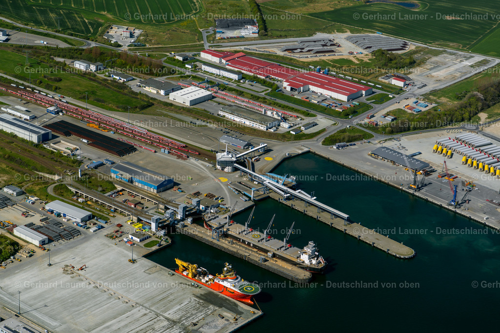 3801280 | SASSNITZ 2018 Hafenanlagen an der Meeres- Küste der Insel Rügen im Ortsteil Hagen in Sassnitz im Bundesland Mecklenburg-Vorpommern. // Port facilities on the seashore of the Iland Ruegen in the district Hagen in Sassnitz in the state Mecklenburg - Western Pomerania. Foto: Gerhard Launer
