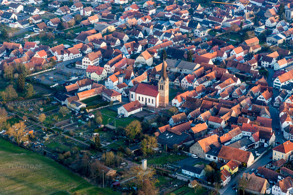 Luftbild: katholischen Kirche in der Dorfmitte in Steinweiler im Bundesland Rheinland-Pfalz in Deutschland. Foto: IMG_086864.jpg vom 26.03.2016 durch Werner Riehm/FLY-FOTO.de