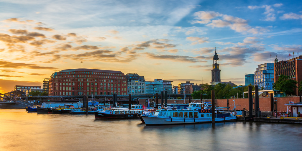 10260905 - Michel und Binnenhafen | Wunderschöne Lichtstimmung im Hamburger Binnenhafen mit Blick auf den Michel. Erhältlich als hochwertiges Wandbild auf Leinwand, Acrylglas, Alu-Dibond, Poster oder digital als Download, einfach über "Bestellen" konfigurieren.