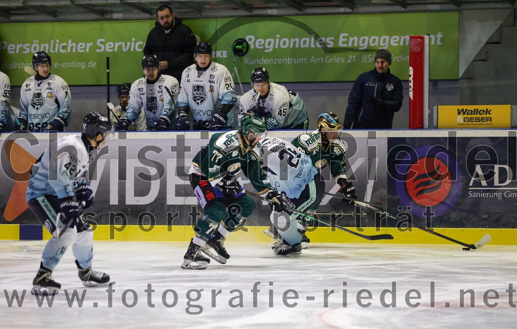 2026-01-06_006_TSV_Erding_gegen_EV_Lindau_Islanders | Erding, Deutschland, 06.01.2026:Eishockey, Oberliga Süd 2025 / 2026, 35. Spieltag, TSV Erding gegen EV Lindau Islanders, Endergebnis: 2:5Marcus Marsall (EV Lindau Islanders, #42), Philipp Michl (Erding Gladiators, #77), Fabian Bassler (EV Lindau Islanders, #28), Thomas Matheson (Erding Gladiators, #37)Foto: Christian Riedel / fotografie-riedel.net