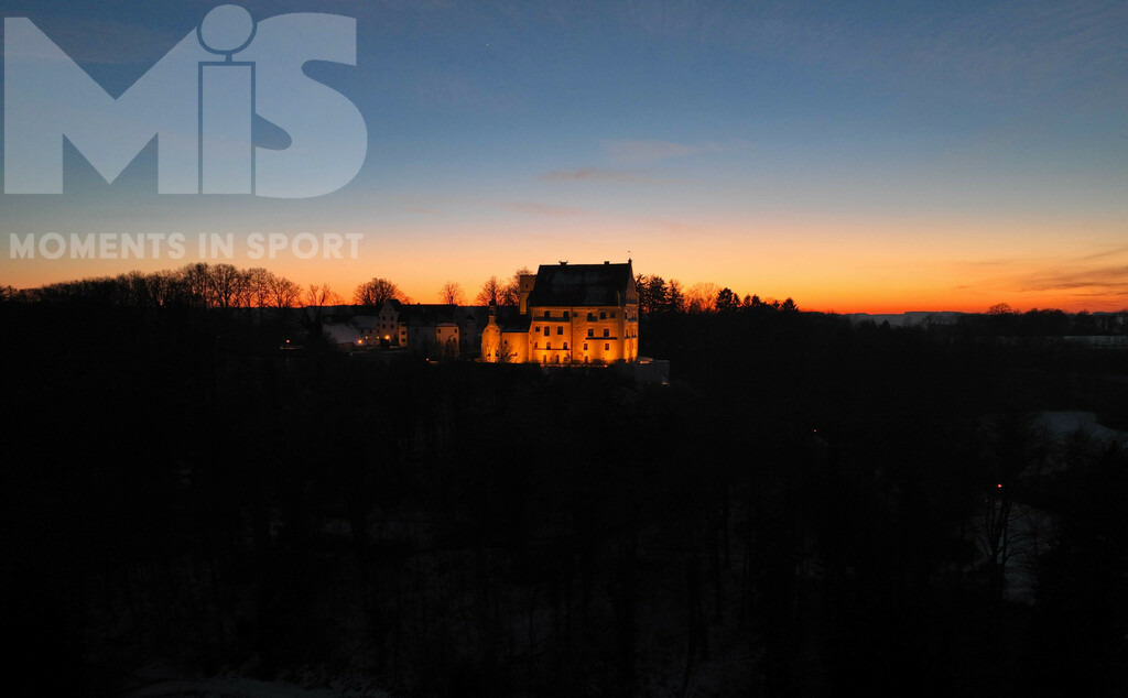 mis180220bf14.JPG | 26.01.2022, Mindelheim im Unterallgäu, Die beleuchtete Mindelburg auf ihrem Platz hoch über Mindelheim, im Hintergrund das Abendrot am Himmel. - Realisiert mit Pictrs.com