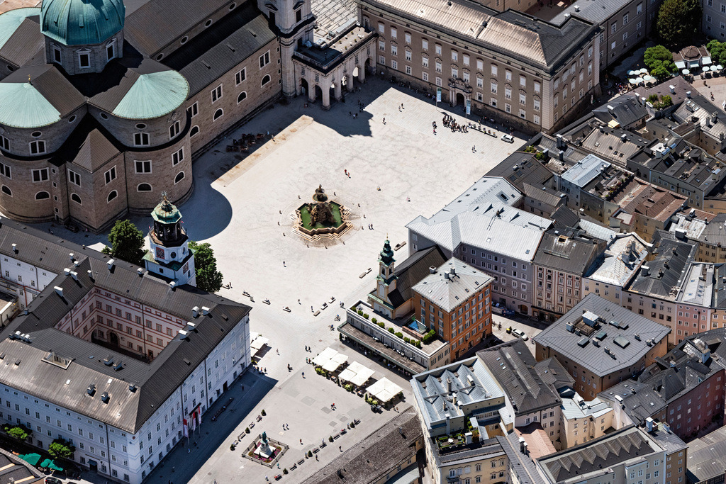 dr__0100159.jpg | SALZBURG 13.06.2023 Platz- Ensemble im Innenstadt- Zentrum am Residenzplatz in Salzburg in Österreich. 