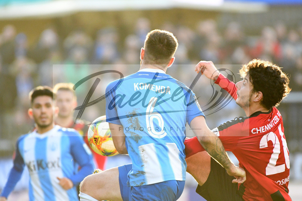 20200201_MEPCHE_0069 | Fußball, Herren: Marco Komenda (SV Meppen) und Philipp Hosiner (Chemnitzer FC) in Aktion, am Ball, Einzelaktion waehrend des Spiels der 3. Liga zwischen SV Meppen und Chemnitzer FC in der Haensch-Arena am 01.02.2020 in Meppen, Deutschland. DFB / DFL REGULATIONS PROHIBIT ANY USE OF PHOTOGRAPHS AS IMAGE SEQUENCES AND/OR QUASI-VIDEO. - Realisiert mit Pictrs.com