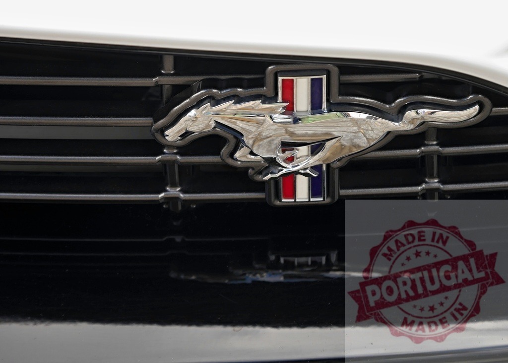 Ford Mustang running horse emblem on car grille | Ford Mustang chrome horse logo on a black car grille, representing power and speed - Realisiert mit Pictrs.com