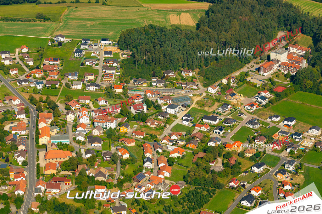 Das Luftbild zeigt : Windischbergerdorf Cham - Die Luftaufnahme wurde 2024 vom UL-Flugzeug aus erstellt ( keine Drohne ) - Hochauflösende Luftaufnahme - Für grossformatige Ausdrucke geeignet. Die Geschenkidee !Mit Lizenz und Bildrechte bestellbar