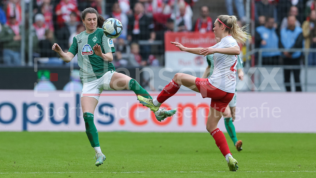 Fussball, Google Pixel Frauen-Bundesliga, 1. FC Köln - SV Werder Bremen | v.li.: Chiara Hahn (SV Werder Bremen, 21) und Janina Hechler (1. FC Köln, 28) im Zweikampf, Duell, Dynamik, Aktion, Action, Spielszene, DIE DFB-RICHTLINIEN UNTERSAGEN JEGLICHE NUTZUNG VON FOTOS ALS SEQUENZBILDER UND/ODER VIDEOÄHNLICHE FOTOSTRECKEN. DFB REGULATIONS PROHIBIT ANY USE OF PHOTOGRAPHS AS IMAGE SEQUENCES AND/OR QUASI-VIDEO.