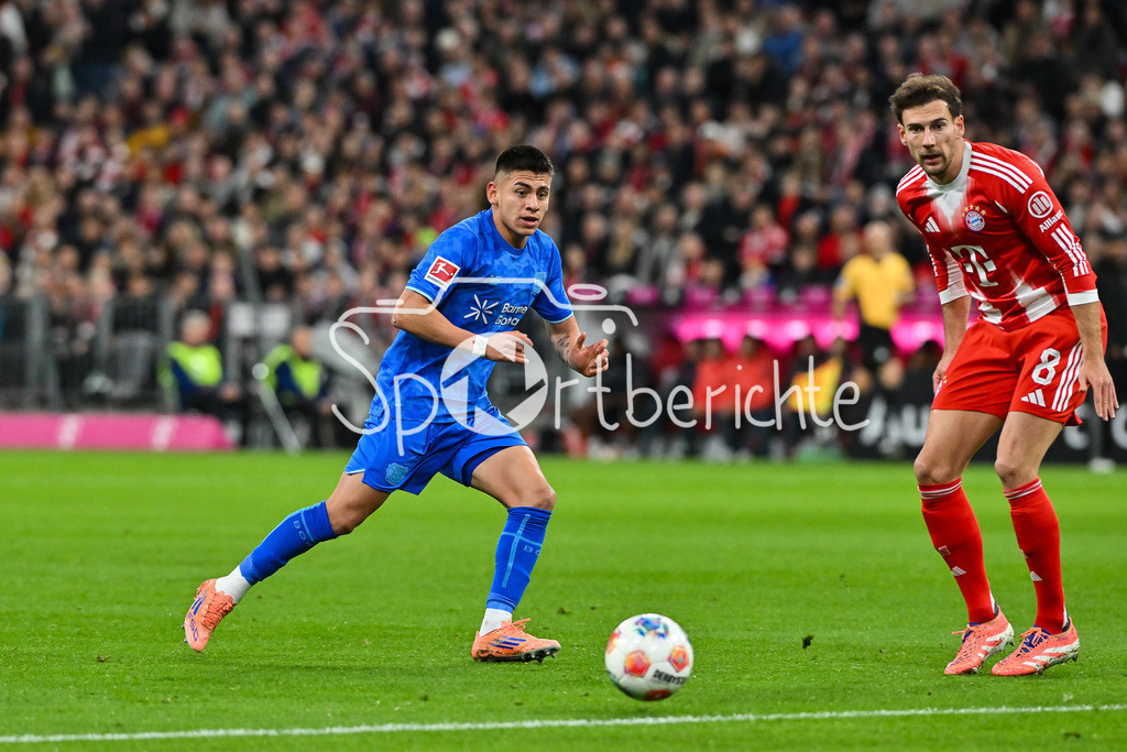 FC Bayern München - Bayer 04 Leverkusen | MÜNCHEN, DEUTSCHLAND - 1. NOVEMBER: im Duell Leon GORETZKA (FC Bayern Munich 8) und Claudio ECHEVERRI (Bayer Leverkusen 9) während dem Bundesligamatch zwischen dem FC Bayern München und Bayer 04 Leverkusen am 9. Spieltag in der Allianz Arena am 1. November 2025 in München, Germany / DFL REGULATIONS PROHIBIT ANY USE OF PHOTOGRAPHS AS IMAGE SEQUENCES AND/OR QUASI-VIDEO