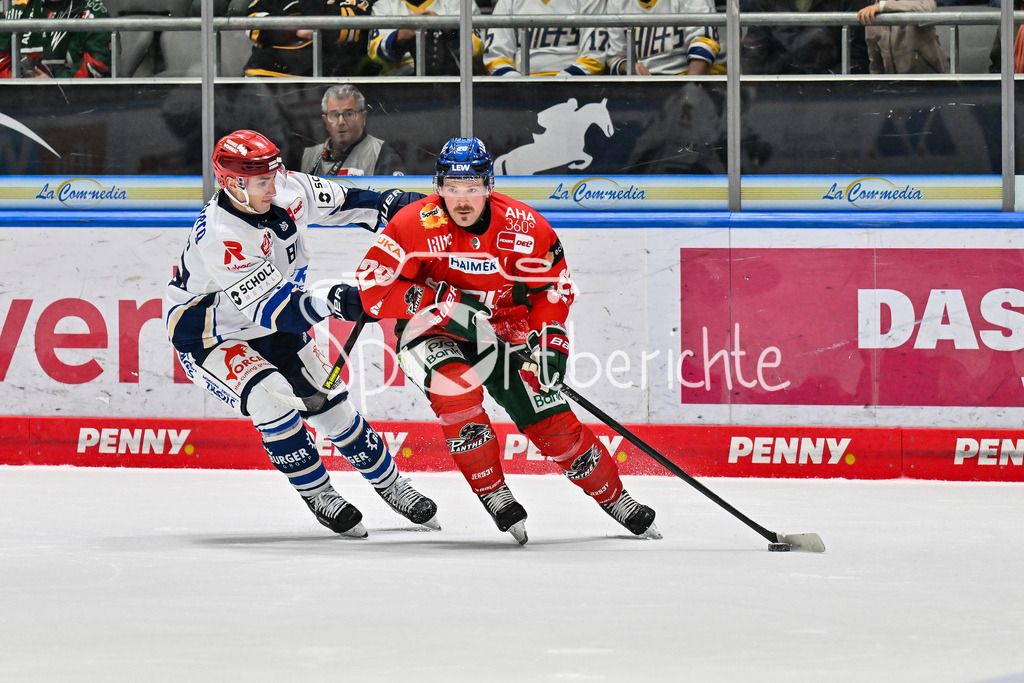 Augsburger Panther - Schwenninger Wild Wings | AuGSBURG, DEUTSCHLAND - 2. NOVEMBER: im Duell Kyle PLATZER (Schwenninger Wild Wings 88) und Cody KUNYK (Augsburger Panther 20) beim Ligaspiel zwischen den Augsburger Panthern und den Schwenninger Wild Wings am 17. Spieltag der Penny DEL im Curt Frenzel Stadion am 02.11.2025
