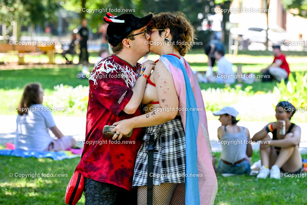 Linzpride 2024_ 06.07.2024-14 | 06.07.2024, Linz, AUT, Linzpride 2024, im Bild Teilnehmer an der Linz Pride 2024