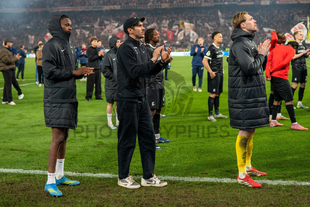 VfB Stuttgart vs. SC Freiburg, Fussball, DFB-Pokal, Halbfinale, 23.04.2026 | Julian Schuster (Trainer SC Freiburg) bedankt sich bei den Fans,VfB Stuttgart vs. SC Freiburg, Fussball, DFB-Pokal, Halbfinale, 23.04.2026DFB regulations prohibit any use of photographs as image sequences and/or quasi-video