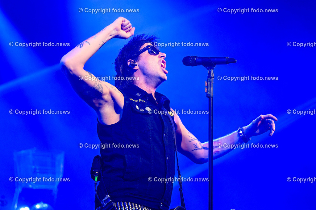 Posthof_ Turbobier_ Konzert_ 15.03.2024-40 | 15.03.2024, Linz, AUT, Posthof, Konzert Turbobier, im Bild Marco Pogo alias Dominik Wlazny (Saenger, Konzepter und Songwriter,  Gitarrist der oesterreichischen Punk-Rock-Band Turbobier, weiters Politiker der Bierpartei, Bezirksrat in Wien Simmering, Praesidentschaftskandidat, Arzt, Mediziner)