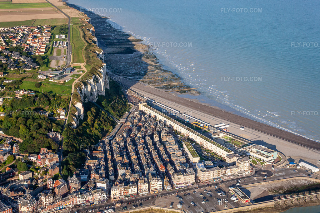 Aerial view: Casino JOA in the district Basse Ville in Le Tréport in the state Seine-Maritime, France. – Photo: IMG_70788.jpg taken on 08/24/2014 by Werner Riehm/FLY-FOTO.com – Resolution of the original: 4752 x 3168 px