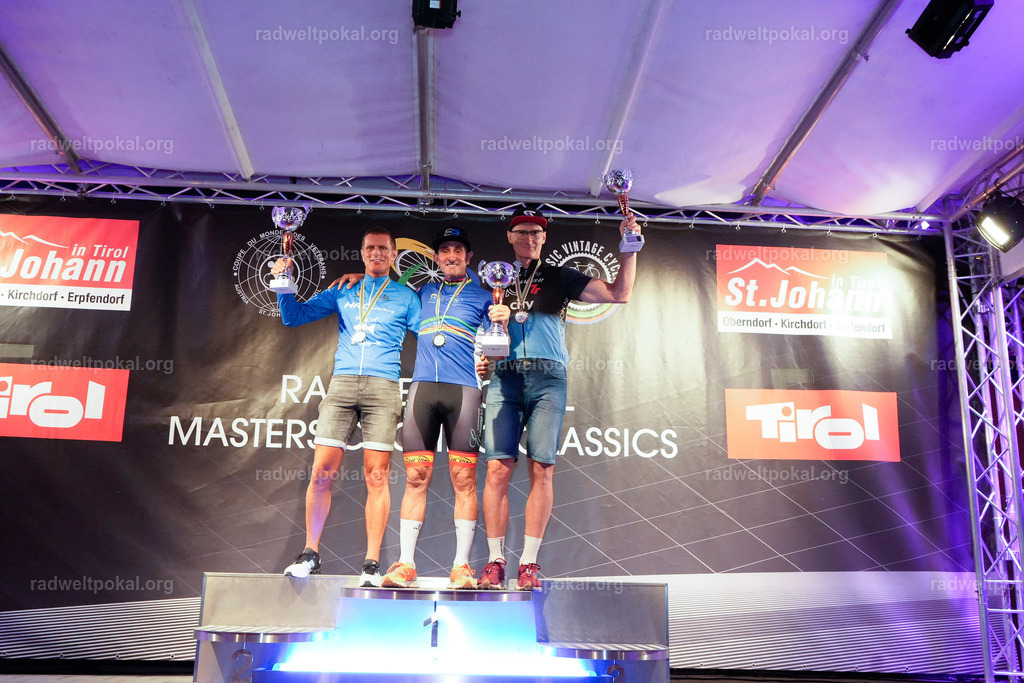 1357_20230817_Bewerb_Maenner_Muehlanger | AUT - OESTERREICH, 2023-08-16: SPORT RENNRAD-FAHREN - 55. INTERNATIONALER RADWELTPOKAL IN ST. JOHANN IN TIROL  - Vintage-Radrennen mit WM-Bronze-Medaillen-Siegerin Christina Schweinberger, den Teilnehmer und Alexander Baumann (vom Orginastions-Team) - TAG 2 BEWERB MAENNER IN SECHS GRUPPEN  ; Foto: Roland Muehlanger