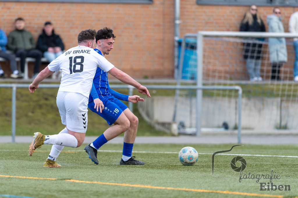 FC Rastede-SV Brake | Herren Bezirks-Testspiel; FC Rastede (blau)-SV Brake (weiß) am 02.03.2025 in Rastede (Sportanlage Kötterswegs), Photo: Philip Eiben 2025 - Realisiert mit Pictrs.com