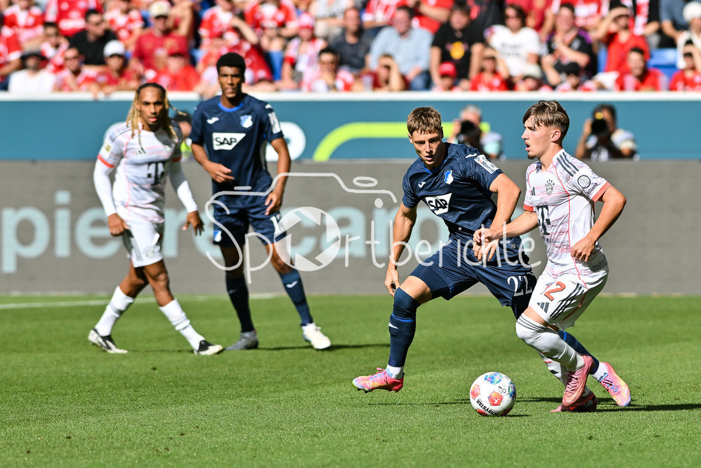 TSG 1899 Hoffenheim - FC Bayern München | im Duell Alexander PRASS (TSG Hoffenheim 22) und Lennart KARL (FC Bayern Muenchen 46) / Zweikampf / Bundesliga: TSG 1899 Hoffenheim - FC Bayern München; PreZero-Arena am 20.09.2025