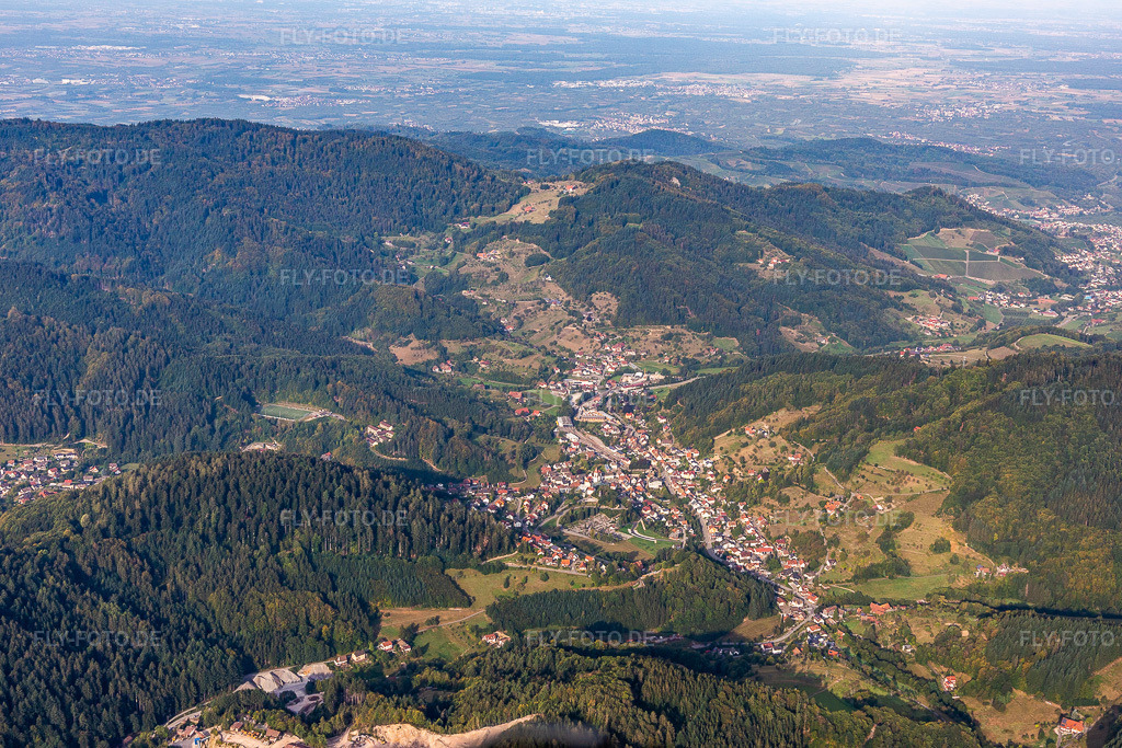 Luftbild: Ortsansicht der Straßen und Häuser der Wohngebiete in Ottenhöfen im Schwarzwald im Bundesland Baden-Württemberg in Deutschland. Foto: IMG_008852.jpg vom 20.09.2020 durch Werner Riehm/FLY-FOTO.de