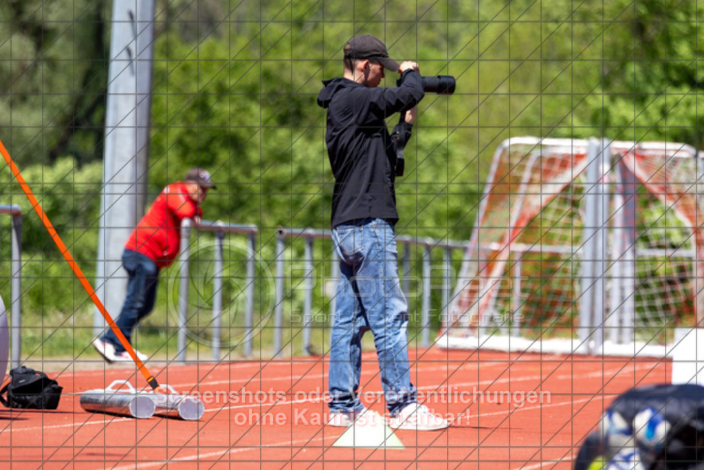 20250510_140930_0230 | #,1.FC Donzdorf (rot) vs. Karlsruher SC (blau), Fussball, EnBW-Oberliga B -Juniorinnen, 23. Spieltag, Saison 2024/2025, Rasenplatz, Lautertal Stadion, Süßener Straße 16, 73072 Donzdorf, 10.05.2025 - 14:00 Uhr,Foto: PhotoPeet-Sportfotografie/Peter Harich