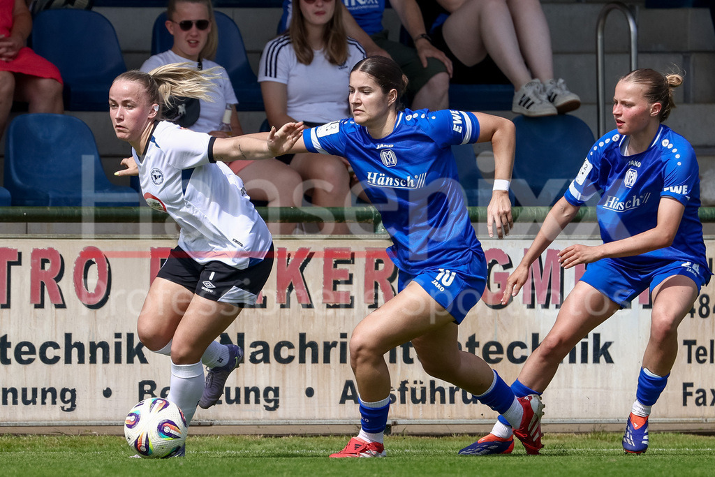 Fussball, Testspiel Frauen, SV Meppen - DSC Arminia Bielefeld | v.li.: Fabienne-Chiara Brakemeier (DSC Arminia Bielefeld, 8) und Anouk Blaschka (SV Meppen, 10) im Zweikampf, Duell, Dynamik, Aktion, Action, Spielszene