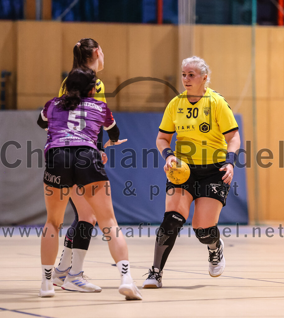 2025-01-11_075_SpVgg_Altenerding_gegen_HF_Scheyern | Erding, Deutschland, 11.01.2025:Handball, Bezirksoberliga Frauen Altbayern 2024 / 2024, 10. Spieltag, SpVgg Altenerding gegen HF Scheyern, Endergebnis: 20:23Julia Kübelsbeck (SpVgg Altenerding, #5), Amalia Moldovan (HF Scheyern, #30)Foto: Christian Riedel / fotografie-riedel.net