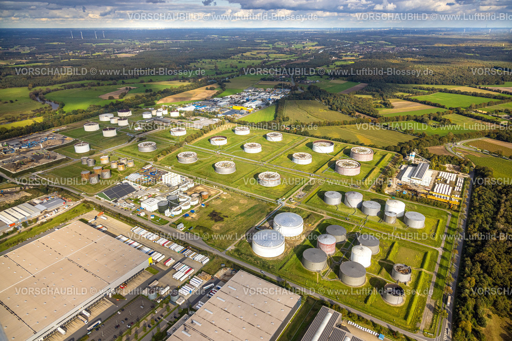 Huenxe241009835 | Luftbild, Hünxe Gewerbepark mit TanQuid GmbH Tanklager Hünxe, Gewerbepark Bucholtwelmen-Ost, Fernsicht und blauer Himmel mit Wolken, Bucholtwelmen, Hünxe, Niederrhein, Nordrhein-Westfalen, Deutschland
