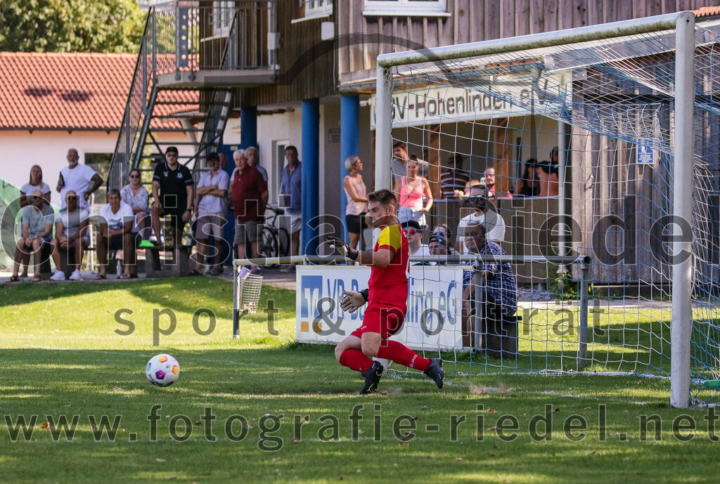 2023-08-20_118_SV_Hohenlinden_gegen_SV_Buch | Hohenlinden, Deutschland, 20.08.2023:
Fußball, A-Klasse 2023 / 2024, 1. Spieltag, SV Hohenlinden gegen SV Bruck, Endergebnis: 5:1

Torschuss zum 4:0 durch Manuel Fuchs (SV Hohenlinden, #9)
Torwart Simon Heiler (SV Bruck, #1)

Foto: Christian Riedel / fotografie-riedel.net