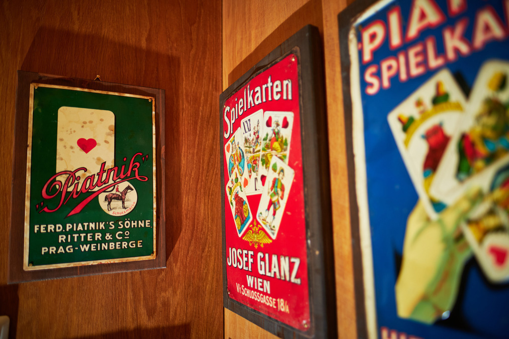 Alte Schilder mit Spielkartenaufdruck | Wien, Austria - April 07, 2021: Piatnik &amp; Söhne Spieleverlag; Alte Schilder mit Spielkartenaufdruck. - Realisiert mit Pictrs.com