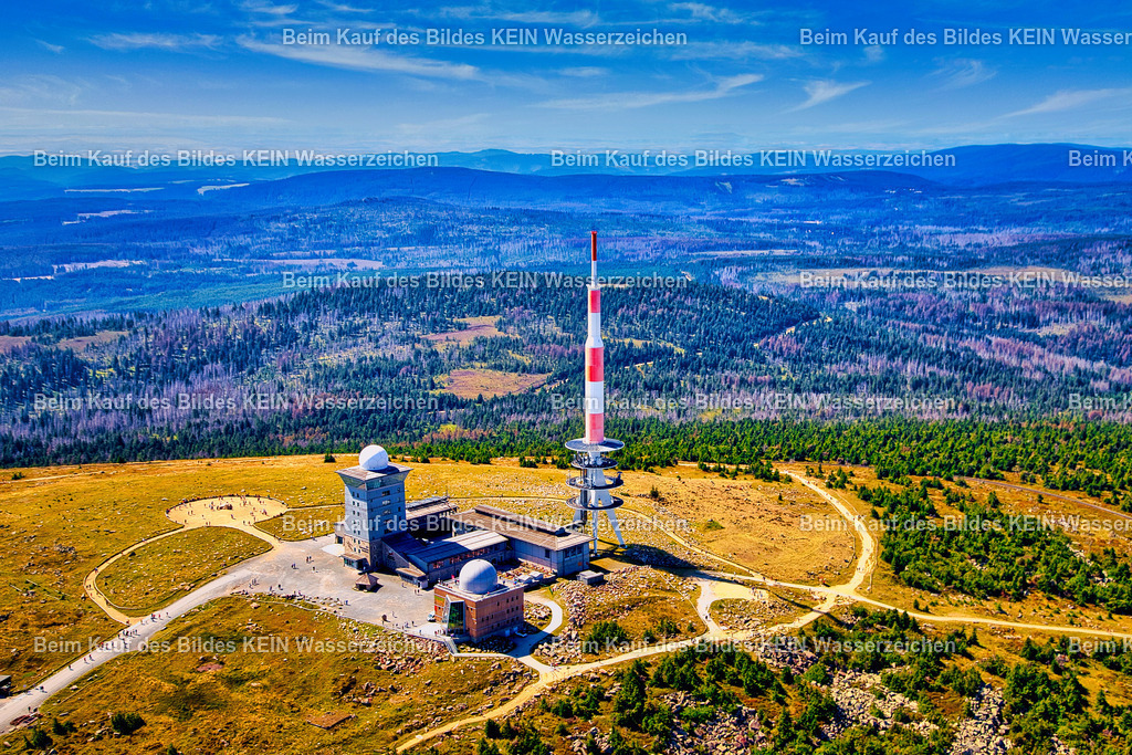 Brocken_Luftbild_Tragschrauber_Übersicht_Sendemast_8388 | Dieses Luftbild zeigt den Brocken im Nationalpark Harz in Sachsen-Anhalt aus einer außergewöhnlich nahen Perspektive. Die Aufnahme entstand aus einem Tragschrauber und ermöglicht einen eindrucksvollen Blick auf den höchsten Berg Norddeutschlands mit seinem markanten Sendemast und den weithin sichtbaren technischen Anlagen auf dem Gipfelplateau.Im Mittelpunkt des Bildes steht der charakteristische Sendeturm, der seit Jahrzehnten die Silhouette des Brockens prägt. Mit einer Höhe von rund 123 Metern gehört er zu den bekanntesten technischen Bauwerken im Harz. Gemeinsam mit den weiteren Antennenanlagen spielt er eine wichtige Rolle für den Rundfunk- und Mobilfunkverkehr in weiten Teilen Mitteldeutschlands.Aus der geringen Entfernung werden die Dimensionen der Anlagen besonders deutlich sichtbar. Gleichzeitig eröffnet die Aufnahme einen Blick auf die einzigartige Hochgebirgslandschaft des Harzes, die den Brocken umgibt. Die Kombination aus moderner Technik und rauer Natur macht den Gipfel zu einem der faszinierendsten Orte Sachsen-Anhalts.Dieses Luftbild zeigt den Brocken aus einer Perspektive, die nur bei einem Flug mit dem Tragschrauber möglich ist, und verbindet eindrucksvoll Natur, Technik und die einzigartige Atmosphäre des höchsten Berges im Norden Deutschlands. - Realisiert mit Pictrs.com