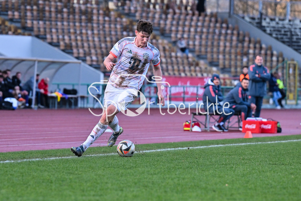 TSV Schwaben Augsburg - FC Bayern Amateure | AUGSBURG, GERMANY - 29. NOVEMBER: am Ball  Richard Christian MEIER (FC Bayern München II 9) beim Ligaspiel zwischen dem TSV Schwaben Augsburg und den Amateuren des FC Bayern am 20. Spieltag der Regionalliga Bayern im Rosenaustadion