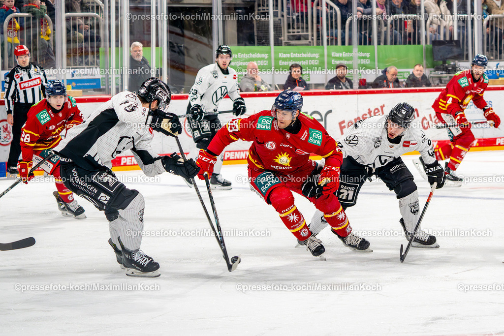 KKU28122401013 | 28.12.2024, xkkux, Düsseldorf, Eishockey, Penny DEL, PSD-BANK Dome, Düsseldorfer EG - Grizzlys Wolfsburg: Tyler Gaudet (DEG #93) im Zweikampf gegen Julian Melchiori (Grizzlys Wolfsburg, 44) 
