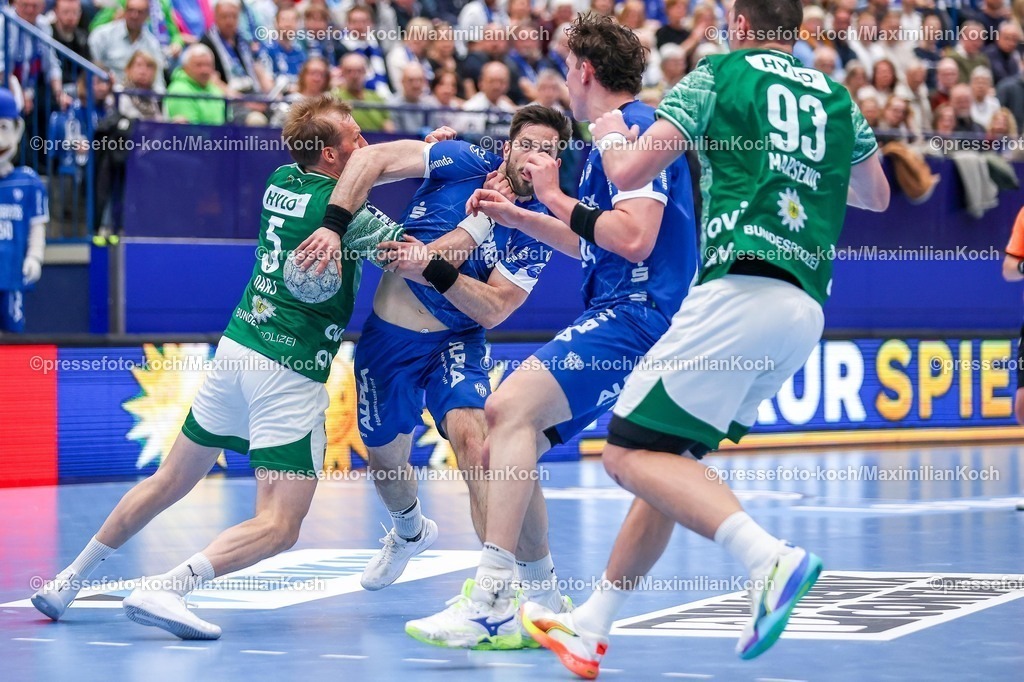 xkwix12042602011 | 2026.04.12, xkwix, Handball, HBL, TBV Lemgo Lippe -  Füchse Berlin, PHOENIX CONTACT arena, 28.Spieltag, Saison 2025 / 2026: Max Darj (Füchse Berlin #5) im Zweikampf mit Tim Suton (TBV Lemgo Lippe #23) DFB regulations prohibit any use of photographs as image sequences and or quasi-video. Photo: xKamilxWilkowskixPressefotoKochx