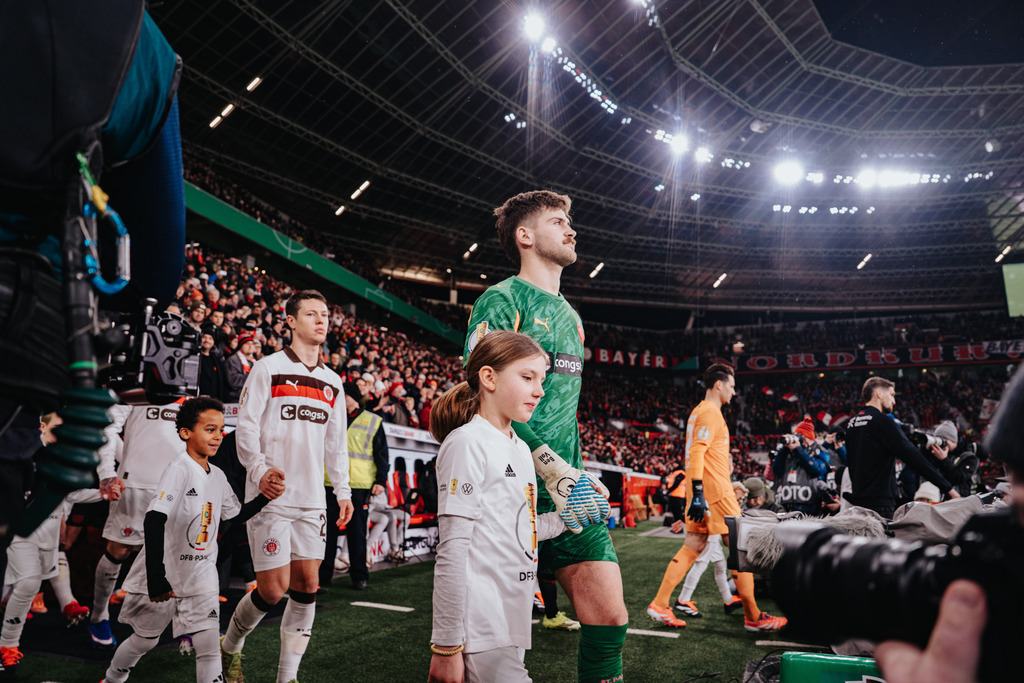 HEV06875 | Der offizielle Shop für FC St. Pauli Fotos. Wähle aus Spielszenen & Fanmomenten dein FCSP Wunschformat. Wir liefern Millerntor-Atmosphäre.