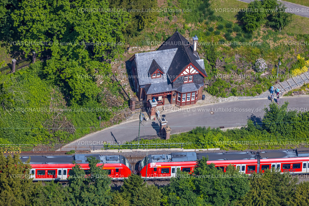 Essen220502536 | Luftbild, S-Bahn am Bahnhof Essen-Hügel mit Haus und Zufahrtsschranke zum Park der Villa Hügel, Essen-Bredeney, Essen, Ruhrgebiet, Nordrhein-Westfalen, Deutschland