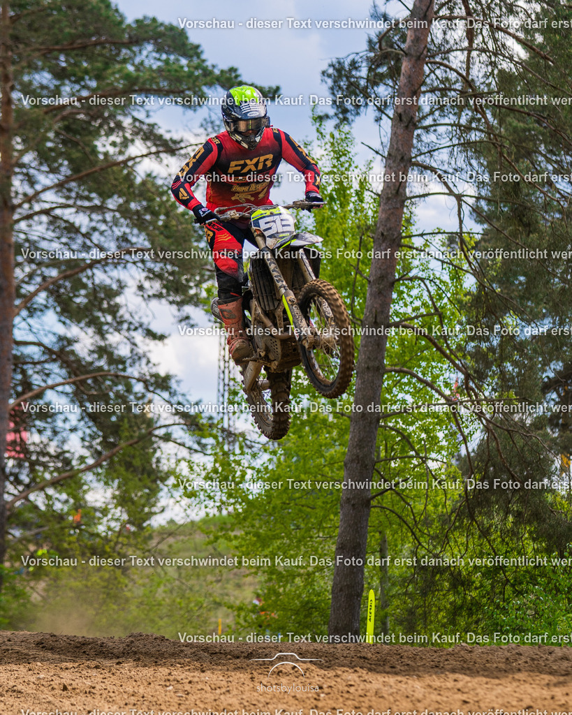 20260517_Templin-6638 | Sportfotografin aus Berlin-Brandenburg mit Fokus auf Motocross. Ich halte deine sportliche Leistung und echte Emotionen auf und neben der Strecke professionell fest. Entdecke die Fotos von deinem Rennen und bestelle sie direkt hier im Shop.