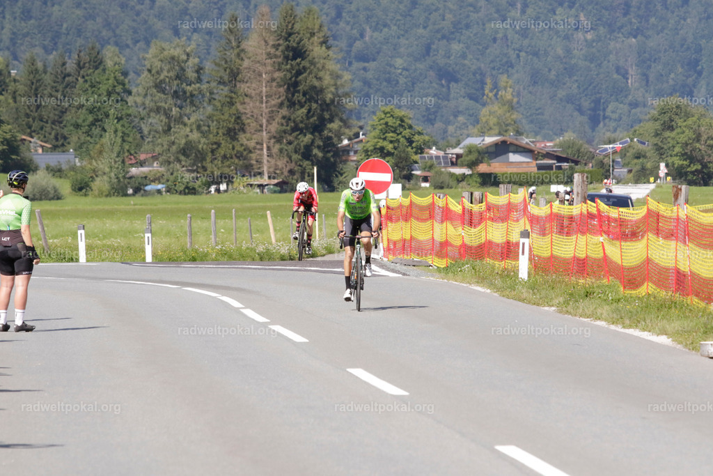 1141_20230817_Bewerb_Maenner_Muehlanger | AUT - OESTERREICH, 2023-08-16: SPORT RENNRAD-FAHREN - 55. INTERNATIONALER RADWELTPOKAL IN ST. JOHANN IN TIROL  - Vintage-Radrennen mit WM-Bronze-Medaillen-Siegerin Christina Schweinberger, den Teilnehmer und Alexander Baumann (vom Orginastions-Team) - TAG 2 BEWERB MAENNER IN SECHS GRUPPEN  ; Foto: Roland Muehlanger