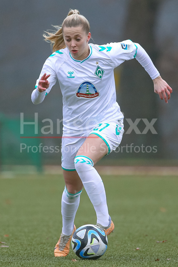 Fussball, Testspiel Frauen, SV Werder Bremen - FC Twente Enschede | v.li.: Nina Lührßen (SV Werder Bremen, 27) am Ball, Freisteller, Einzelbild, Ganzkörper, Aktion, Action, Spielszene