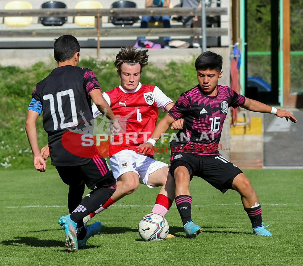 AUSTRIA U15 - MEXICO U15 | Hugo Figueroa (Mexico #10) THOMAS SCHANDL (Austria #6) Jesus Torres (Mexico #16) ; AUSTRIA U15 - MEXICO U15 am 29.04.2022 in Arnoldstein
(Sportplatz), AUSTRIA, (Photo by Ernst Krawagner sport-fan.at) - Realisiert mit Pictrs.com