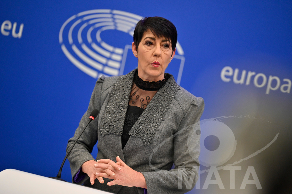 _DWI0162 | Politikerin Christine Anderson bei einer Pressekonferenz zum Thema ' Alarmierende Statistiken zu den Folgen des COVID-Lockdowns' im Europäischen Parlament. Straßburg, 18.01.2023 - Realisiert mit Pictrs.com