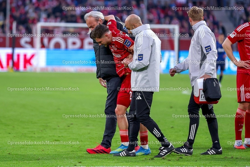 F9510042601084 | 10.04.2026, Fußball, Fortuna Düsseldorf - Holstein Kiel, 2. Fußball Bundesliga, Herren, Merkur Spiel-Arena, 29. Spieltag, Saison 2025 2026: Florent Muslija&nbsp;(Fortuna Düsseldorf #24) humpelt  verletzt auf dem Spielfeld Schmerzen Verletzung und muss vom Spielfeld getragen werden.  DFB regulations prohibit any use of photographs as image sequences and or quasi-video.