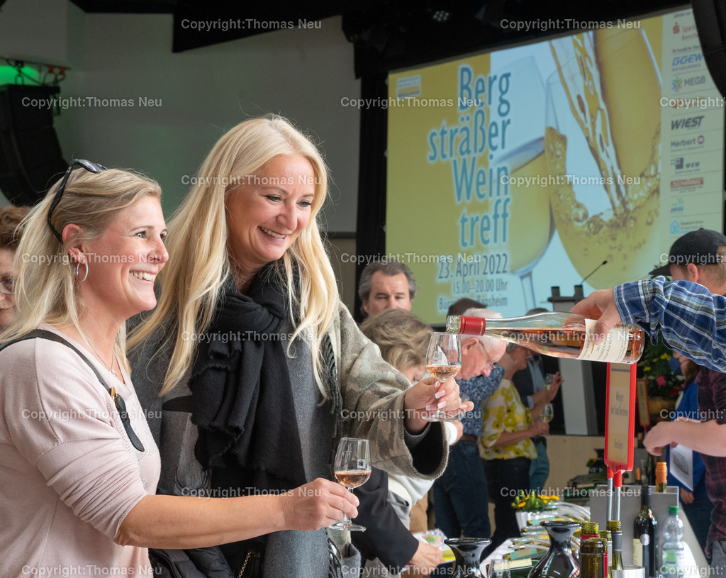 DSC_8114 | Der Bergsträßer Weintreff ist traditionell die Auftaktveranstaltung für den Bergsträßer Weinfrühling. Alljährlich April  bietet der Weintreff im Bürgerhaus Bensheim die einmalige Gelegenheit, fast 170 Bergsträßer Weine, Seccos und Sekte von 19 Weinbaubetrieben an einem Ort zu probieren. Nahezu alle Bergsträßer Betriebe sind vertreten und bieten ihre Spezialitäten an. Bild: Thomas Neu