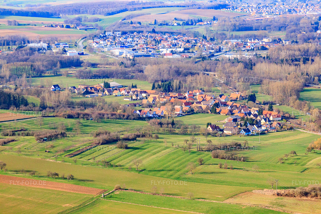 Luftbild: Ortsansicht von Süden in Uttenhoffen im Bundesland Bas-Rhin in Frankreich. – Foto: IMG_38676.jpg vom 20.03.2011 durch Werner Riehm/FLY-FOTO.de – Auflösung des Originals: 4752 x 3168 px