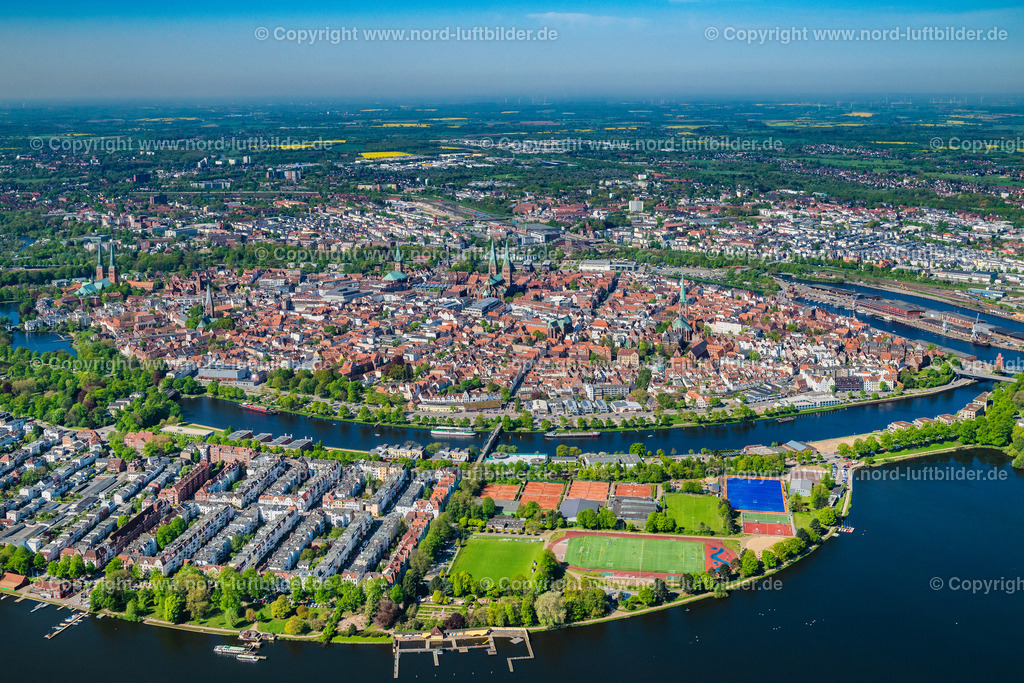 Lübeck_Altstadt_ELS_4791010524 | LüBECK 01.05.2024 Altstadtbereich und Innenstadtzentrum im Ortsteil Altstadt in Lübeck im Bundesland Schleswig-Holstein, Deutschland. Weiterführende Informationen bei: Hansestadt LÜBECK. // Old Town area and city center in the district Altstadt in Luebeck in the state Schleswig-Holstein, Germany. Further information at: Hansestadt LUeBECK. Foto: Martin Elsen
