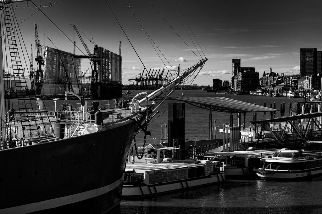 _MSC3598 | Fotografie, Shop, Art, Kunst, Feuer, Schwarzweiß, SW, BW, Black and White, Foto, Hamburg, Hamburger Hafen, Hamburg City, Hafen, Fotokunst, Photoart, Feuer, Feuerfotos, fire, fire photo - Realisiert mit Pictrs.com
