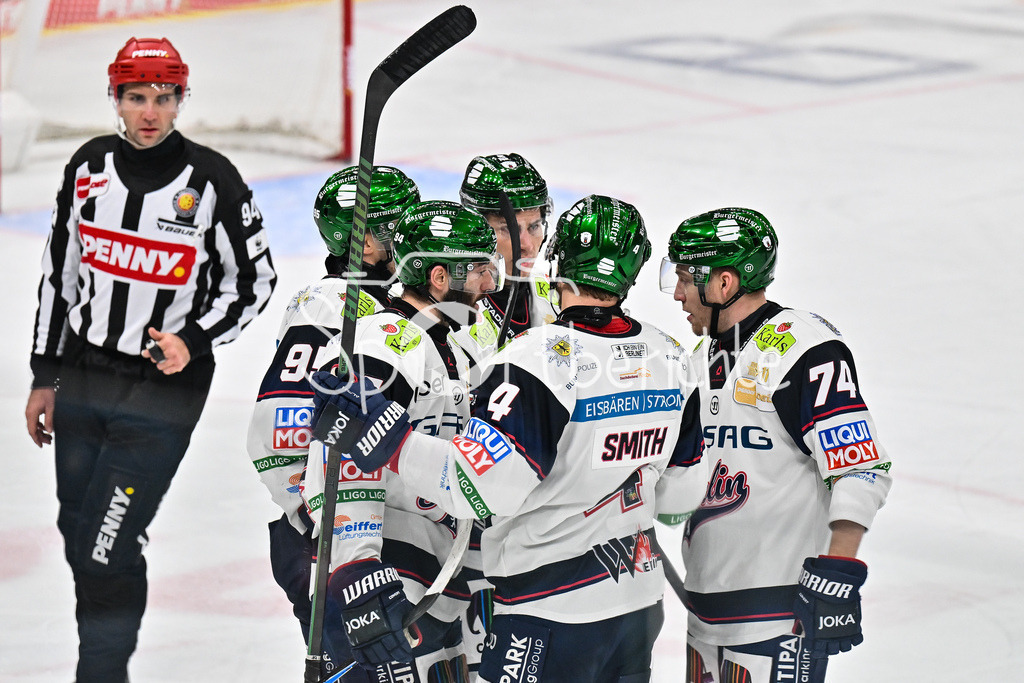 ERC Ingolstadt - Eisbären Berlin | INGOLSTADT, GERMANY - 18. DECEMBER: Jubel der Gäste nach dem Treffer zum 5-5 durch Lia KIRK (Eisbären Berlin 94) / Tor / Torschuetze / Freude / Happy während dem Match zwischen dem ERC Ingolstadt und den Eisbären Berlin am 29. Spieltag der Penny DEL in der Saturn Arena
