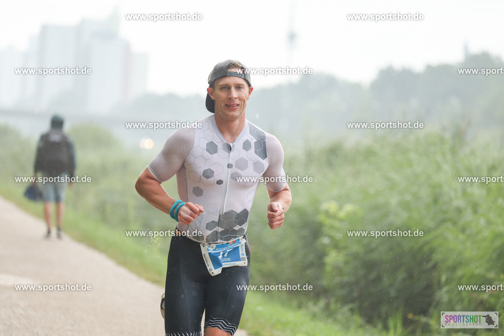 LUR_1030 | 34. M-net Erlanger Triathlon 2025 #erlangertriathlon  #mnettriathlon2025 #mnettriathlon #team #olympischedistanz #mitteldistanz #triathlon #maindonaukanal  #erlangertriathlon2025 #yourpictrs #tv1848 #tv1848erlangen  #triathlonbayern #sportinerlangen #demsportverbunden #sportshot_your_pictrs Copyright: www.sportshot.de