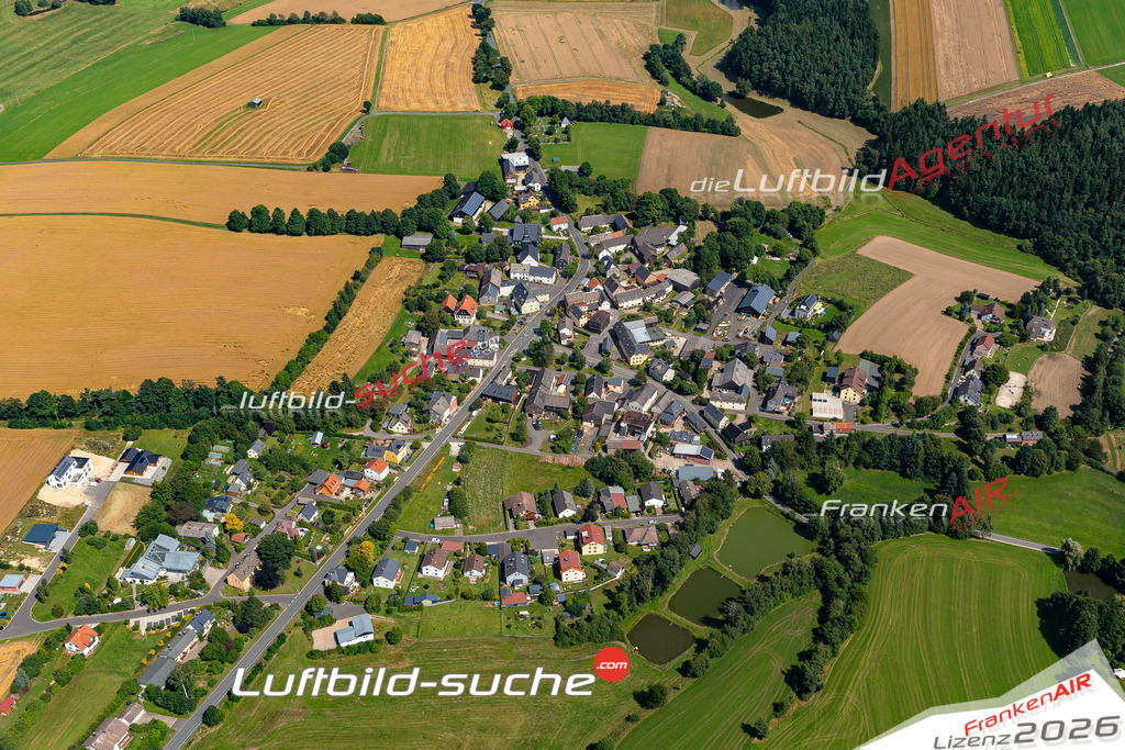 Die Luftaufnahme Bernstein - Wunsiedel wurde 2021 mittels Flugzeug (keine Drohne) erstellt. Hohe Auflösung -für große Poster und Wandbilder geeignet!