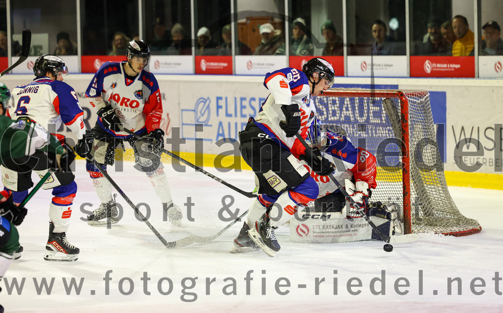 2023-11-03_124_TSV_Erding_gegen_ESC_Dorfen | Erding, Deutschland, 03.11.2023:
Eishockey, Bayernliga Vorrunde 2023 / 2024, 6. Spieltag, TSV Erding gegen ESC Dorfen, Endergebnis: 11:3

Christoph Lönnig (ESC Dorfen, #6), Alexander Spielvogel (ESC Dorfen, #60), Torwart Andreas Marek (ESC Dorfen, #30)

Foto: Christian Riedel / fotografie-riedel.net