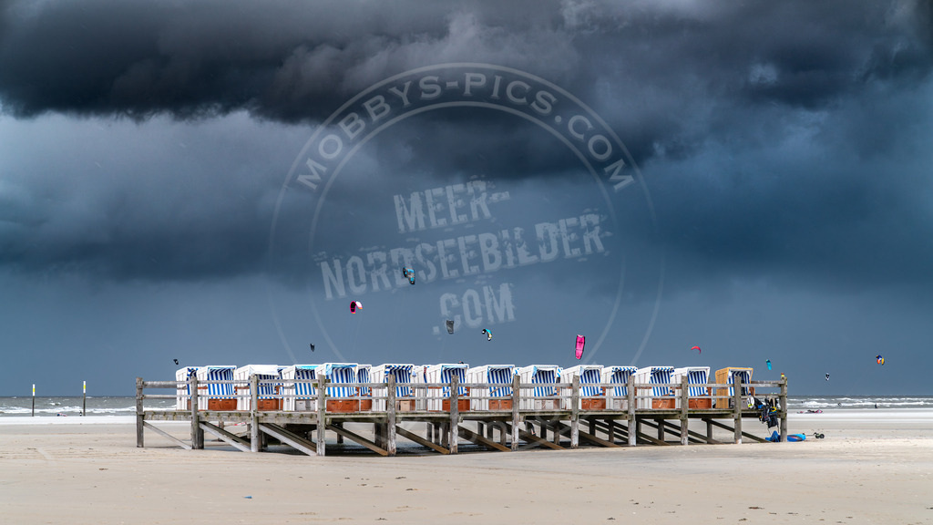 Kiter im Unwetter | Strandkörbe bei Unwetter